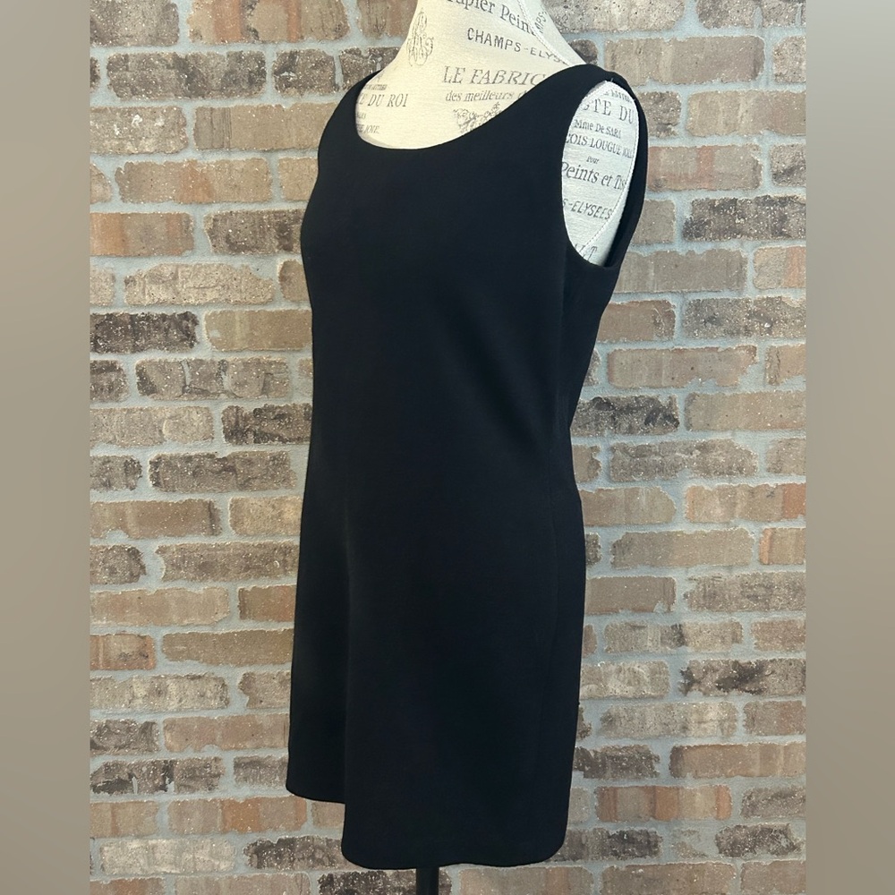 Elegant Black Sleeveless Dress - Picture 2 of 9